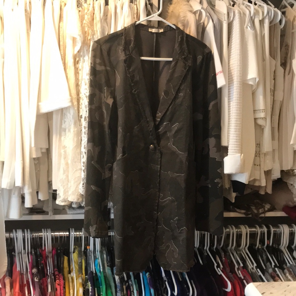 Blazer style lightweight jacket. Length is to the knee.